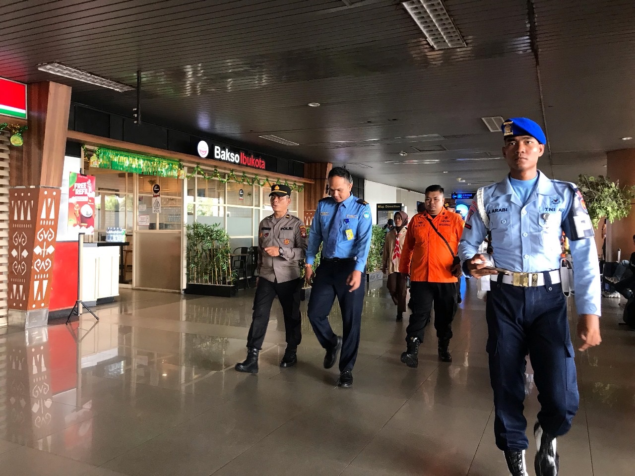 TINJAU: personel gabungan tampak melakukan pengawasan dan pemantauan arus mudik lebaran 1446 H di Bandara Supadio.