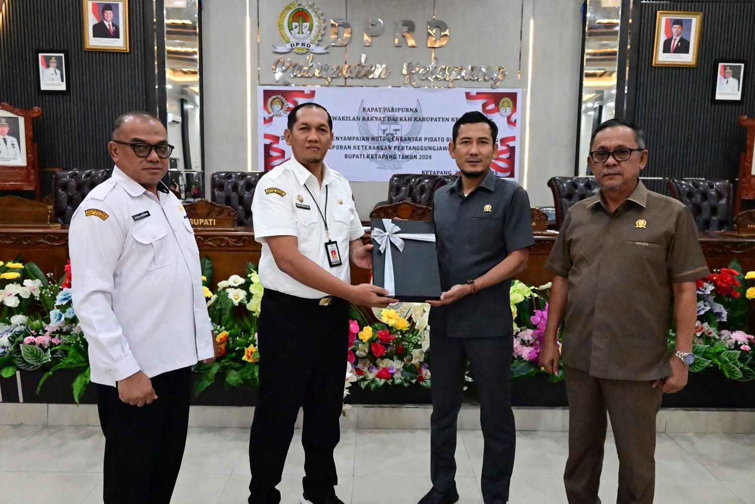 NOTA PENGANTAR: Pj Sekda Ketapang, Dedy Shopiardi, menyerahkan nota pengantar pidato Bupati Ketapang terhadap LKPJ Bupati Ketapang 2024 kepada Ketua DPRD Ketapang, Rabu (26/3).