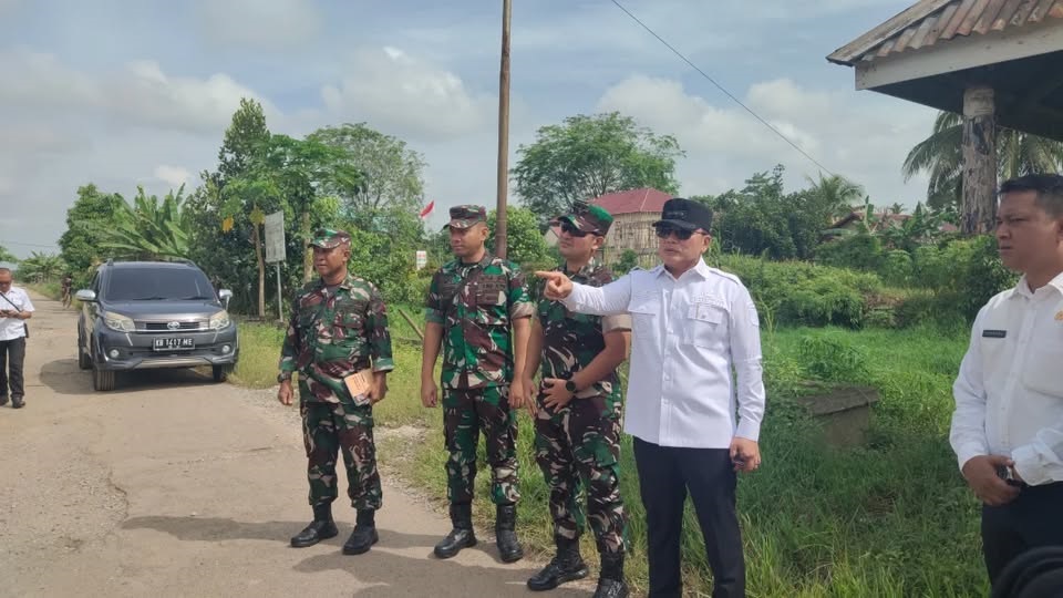 PROYEK JALAN POROS: Bupati Kubu Raya, Sujiwo meninjau lokasi pembangunan infrastruktur jalan poros yang menghubungkan Desa Rasau Jaya dan Desa Sungai Bulan.