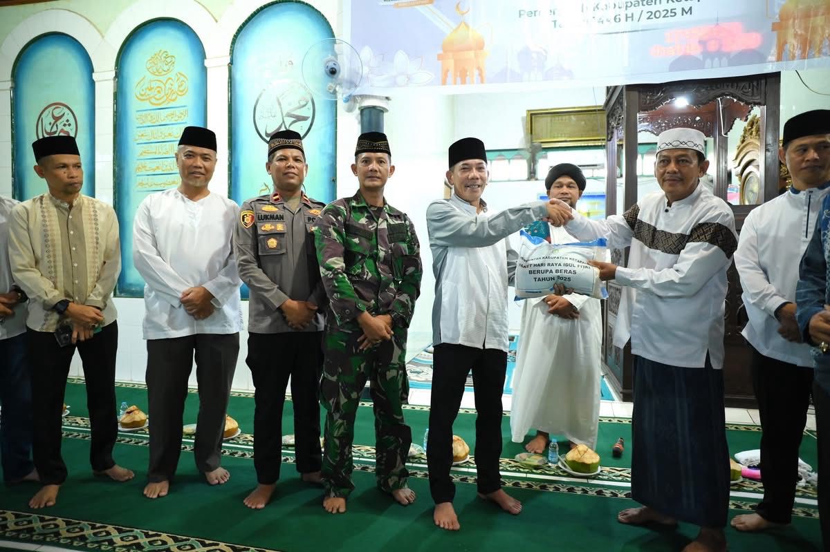 BANTUAN: Wabup Ketapang, Jamhuri Amir, menyerahkan bantuan beras kepada pengurus masjid di Desa Tempurukan, Kecamatan Muara Pawan, Rabu (26/3).