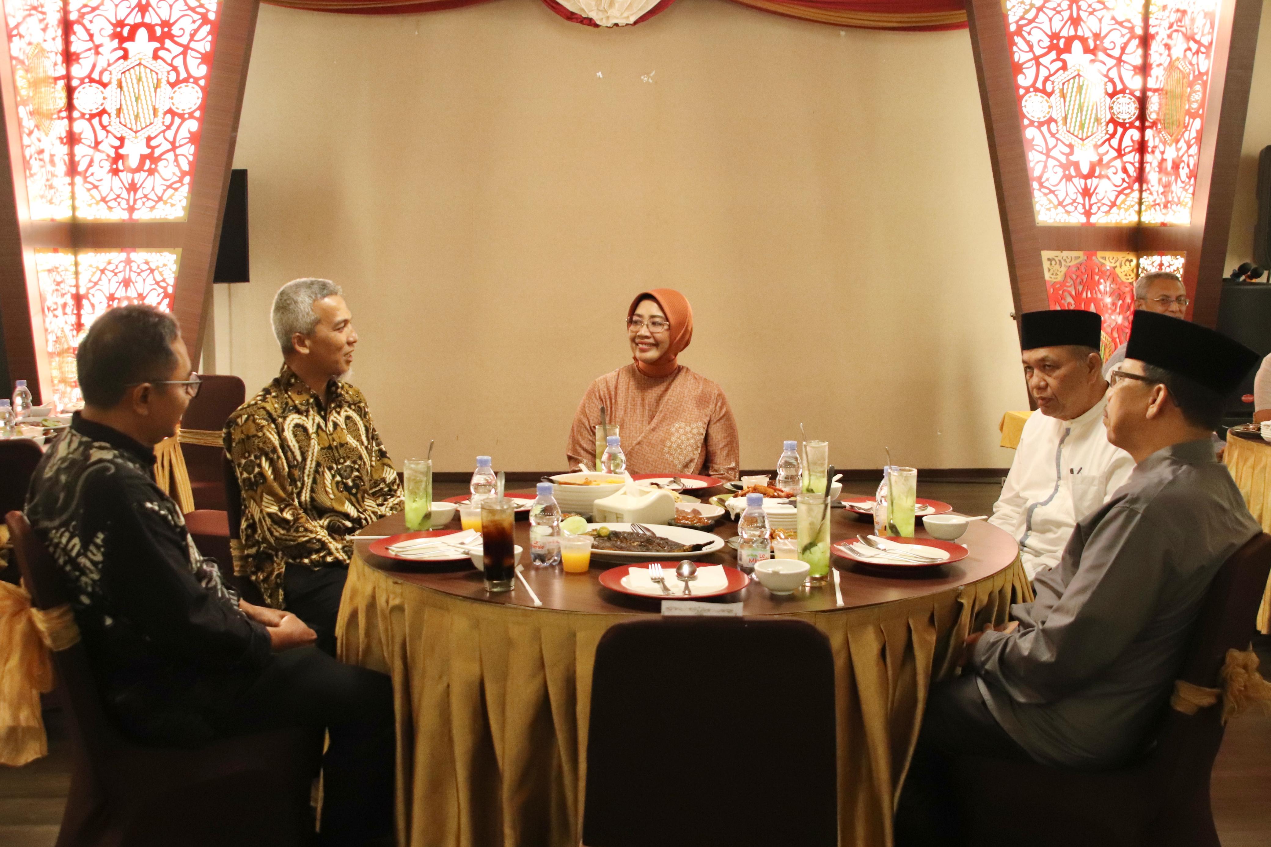 PAD: Bupati Mempawah beserta jajaran diskusi bersama petinggi PT BAI dalam rangka peningkatan pendapatan asli daerah.