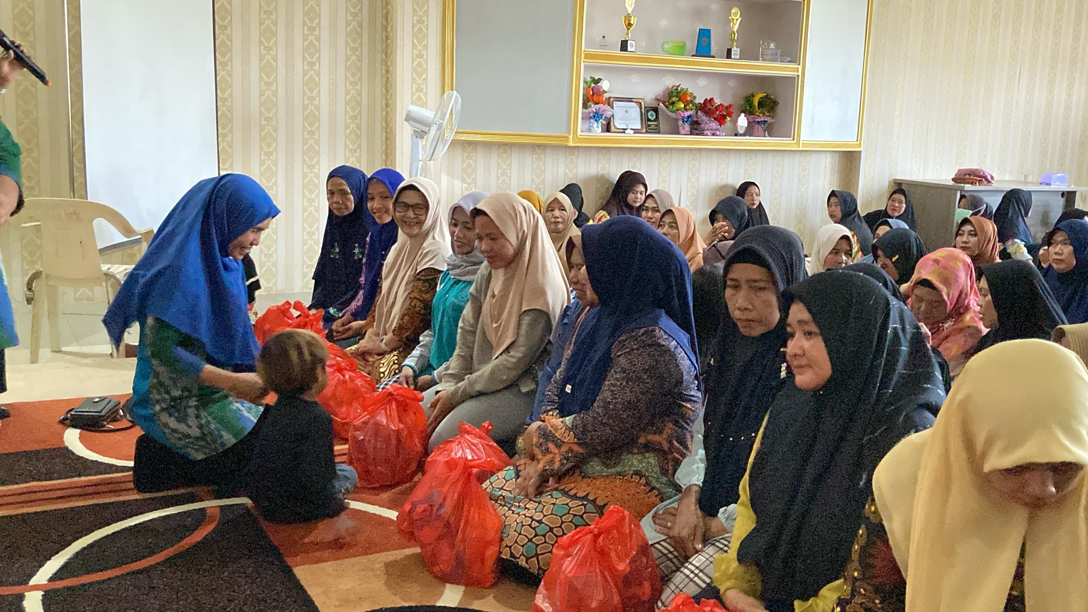 PAKET: Kepala Puskesmas Sungai Pinyuh memberikan paket Lebaran kepada kader kesehatan.
