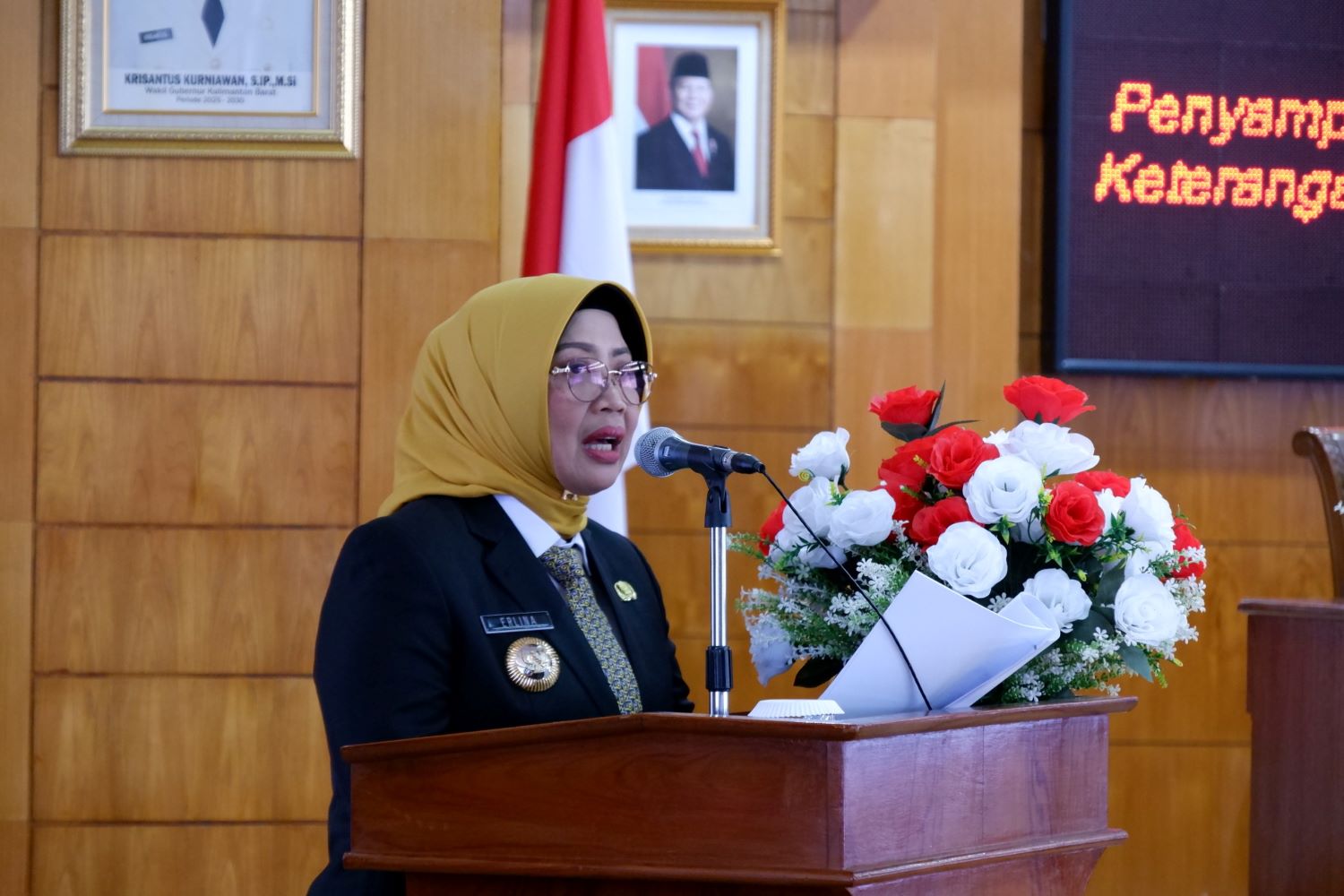 PIDATO: Bupati Erlina saat menyampaikan pidato LKPJ TA 2024 di Gedung DPRD Mempawah. (ISTIMEWA)