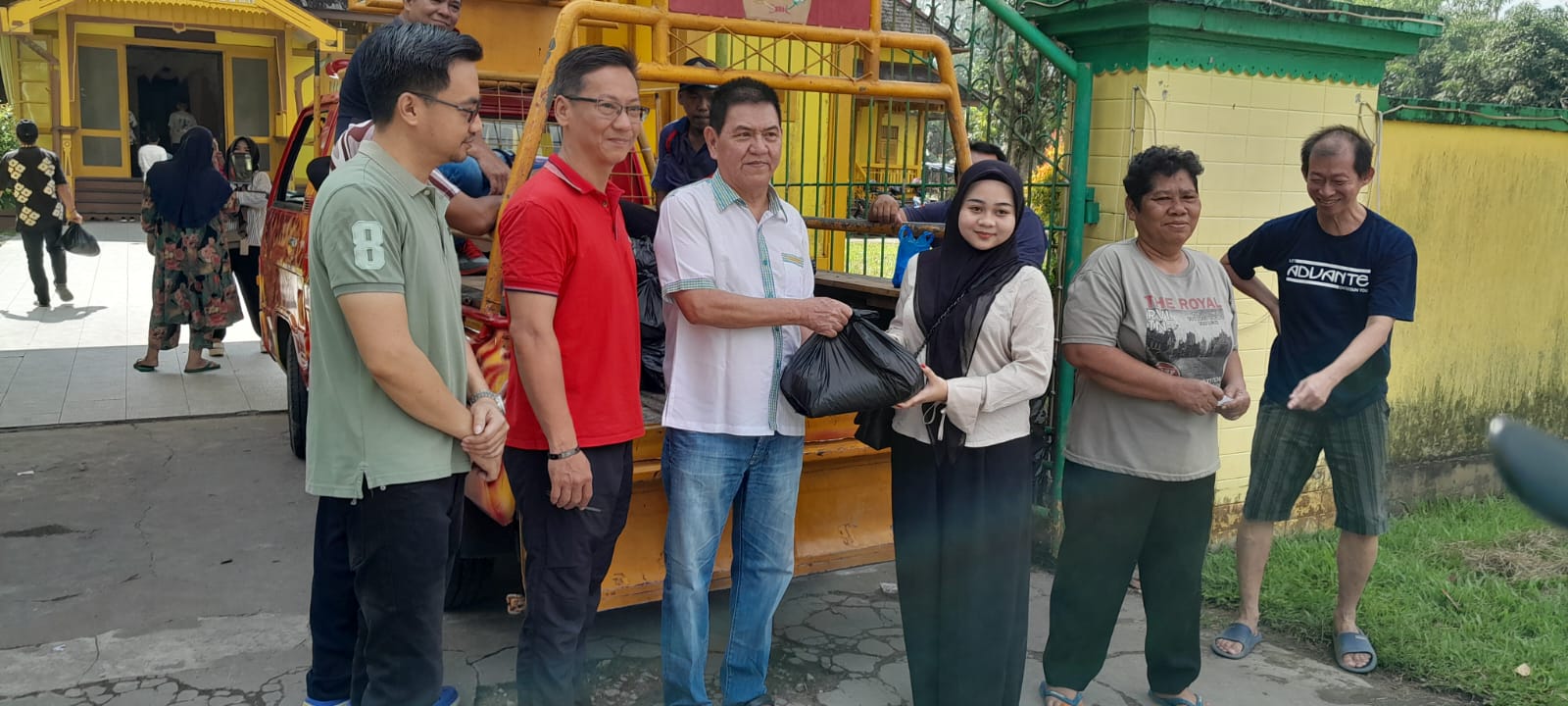 Presiden Fogoromas, bersama YM Pangeran Ratu M Tarhan, Paujan Paino, Iwan Yang dan petugas Damkar BPK Sambas saat penyerahan paket lebaran kepada masyarakat di Istana Sambas.