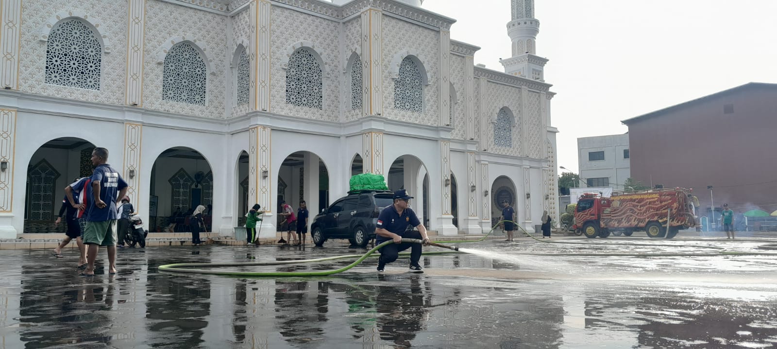 Kegiatan bersih bersih halaman Masjid Babul Jannah yang dilakukan petugas Damkar dari BPK Sambas.