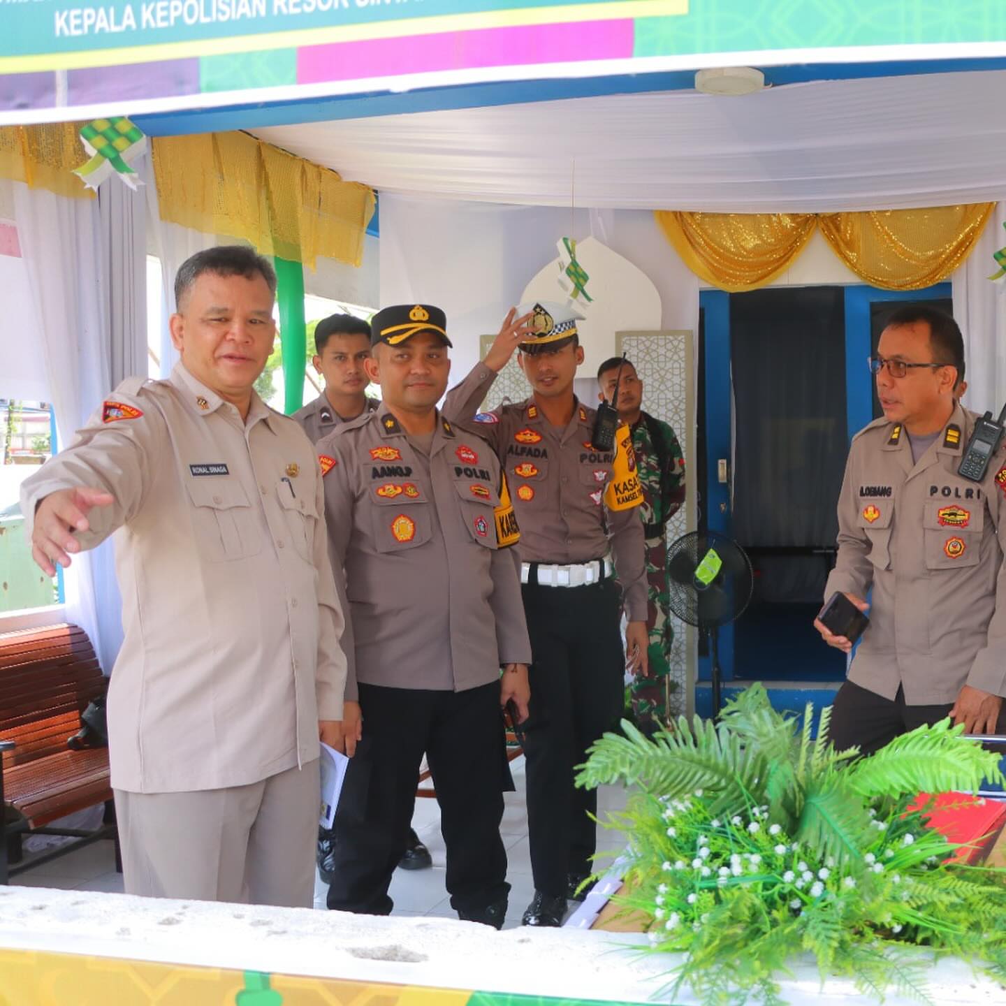 PANTAU : Tim Supervisi ROOPS Polda Kalimantan Barat saat melakukan asistensi di Pos Pelayanan Sungai Durian dan Pos Pengamanan Tugu Adipura, Kabupaten Sintang, pada Rabu (26/3) sore. (ISTIMEWA)