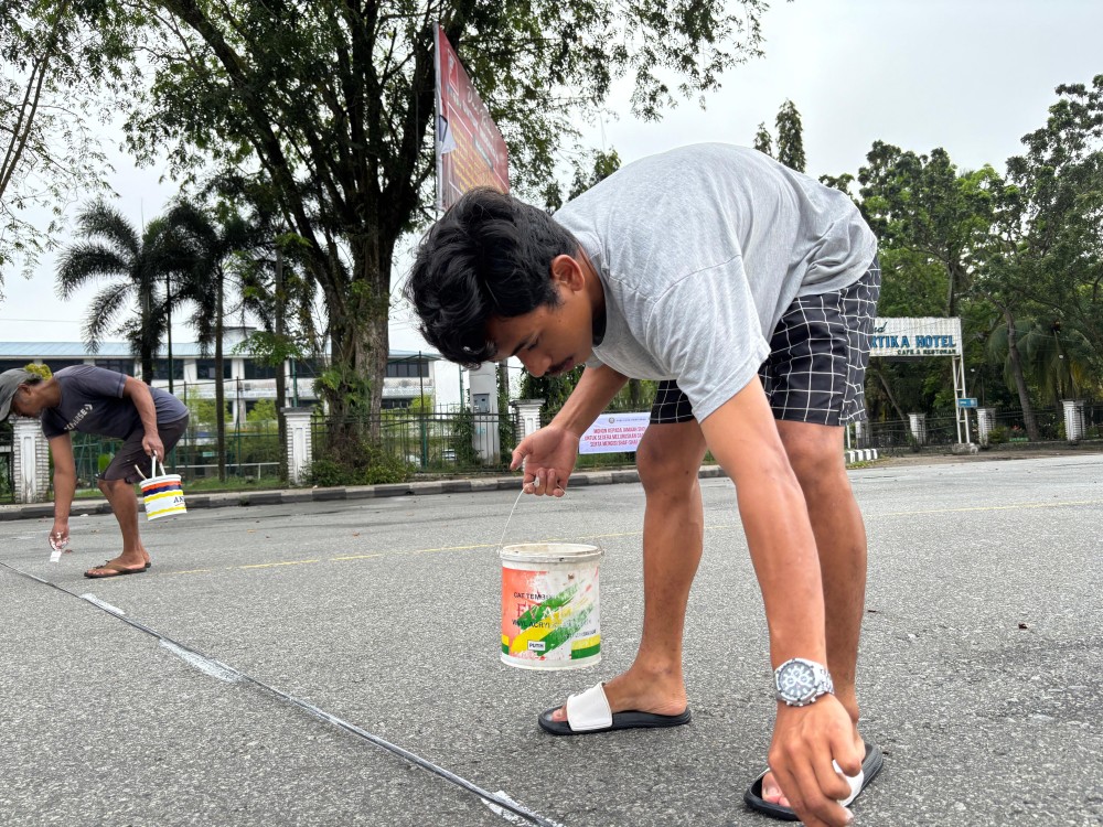 Panitia saat melakukan persiapan untuk pelaksanaan Salat Id di depan Kantor Wali Kota.