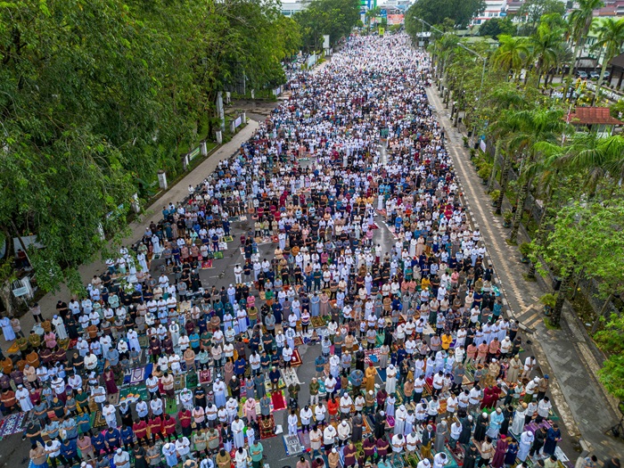 SHOLAT IED: Tampak dari atas ribuan jamaah memenuhi shaf salat id pada Hari Raya Idul Fitri 1446 H di Jalan Rahadi Usman, Pontianak (31/3).