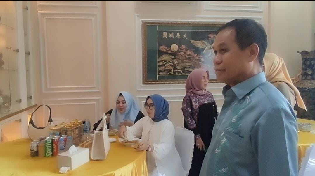Prabasa Anantatur, Wakil Ketua DPRD Kalbar, menggelar open house di kediamannya pada 1 April 2025, untuk silaturahmi dan menyerap aspirasi warga.