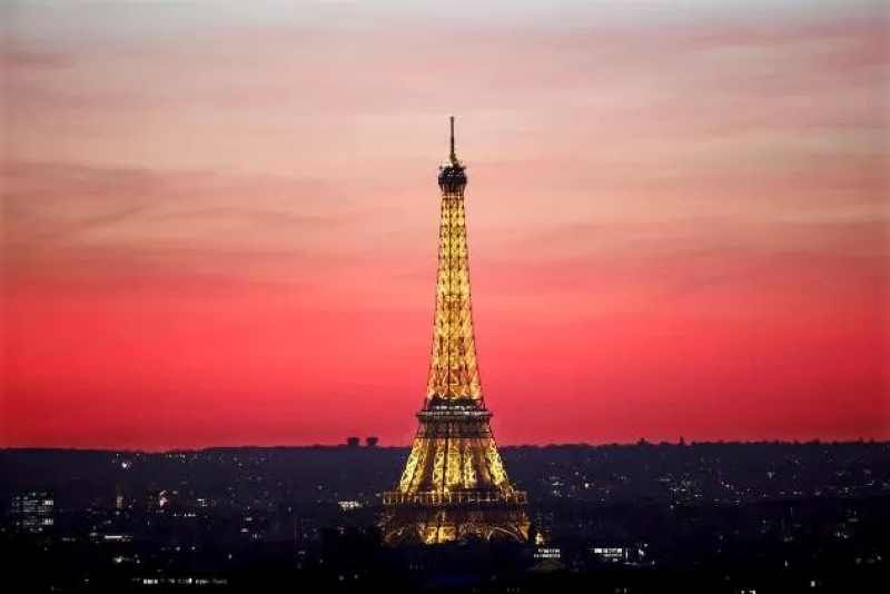 Pemandangan Menara Eiffel di Kota paris pada malam hari.
