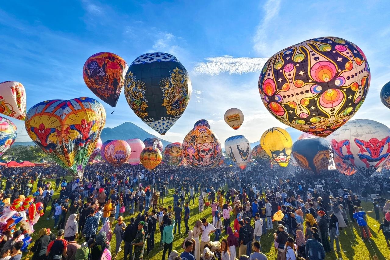 BALON UDARA: Ratusan balon udara memeriahkan festival balon udara di Wonosobo, Jawa Tengah, Selasa (1/4). Festival Mudik 2025, demikian nama kegiatan tersebut, berpuncak di Alun-Alun Wonosobo pada Min