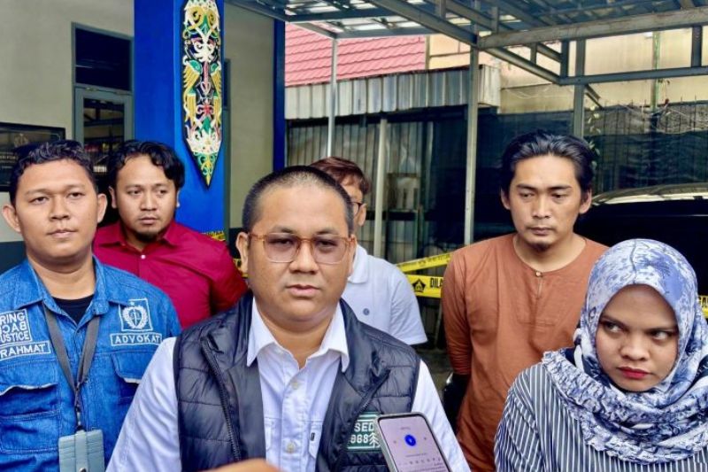 Kuasa Hukum, Muhamad Pazri (tengah) mewakili keluarga korban pembunuhan Jurnalis Kalsel memberikan keterangan usai memenuhi panggilan penyidik di Denpomal Banjarmasin, Kalimantan Selatan, Rabu (2/4).