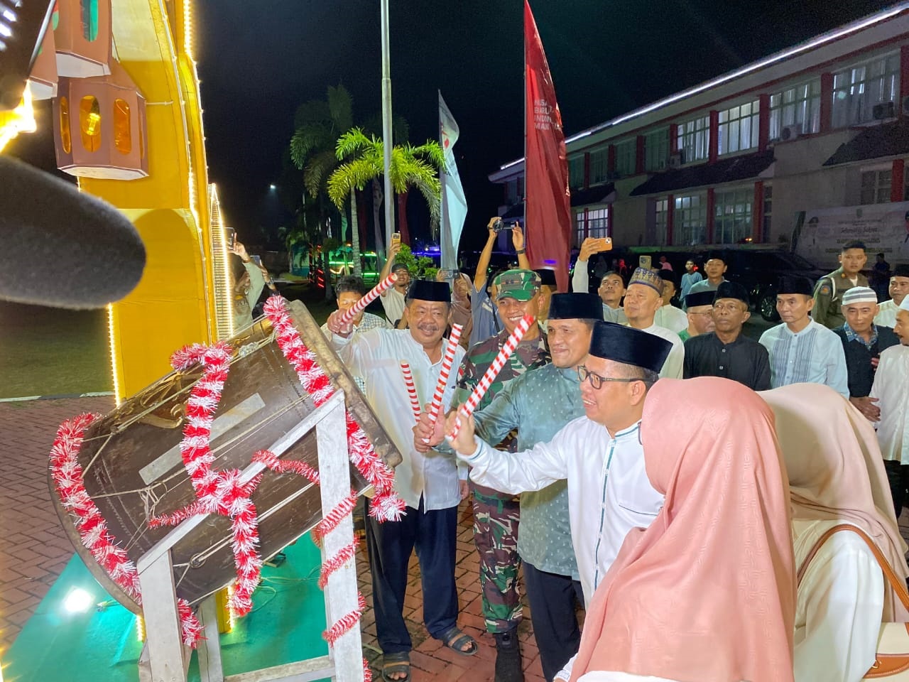 TAKBIRAN: Bupati Sambas bersama Wakil Bupati, Sekda, dan Ketua TP PKK Sambas saat pelaksanaan Takbir Keliling sambut Idulfitri 1446 H di Kabupaten Sambas, Minggu (30/3) malam.