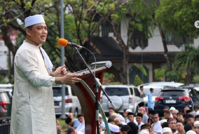 Gubernur Ria Norsan saat hadiri Sholat Id di Masjid Raya Mujahidin, Senin Pagi (31/3).