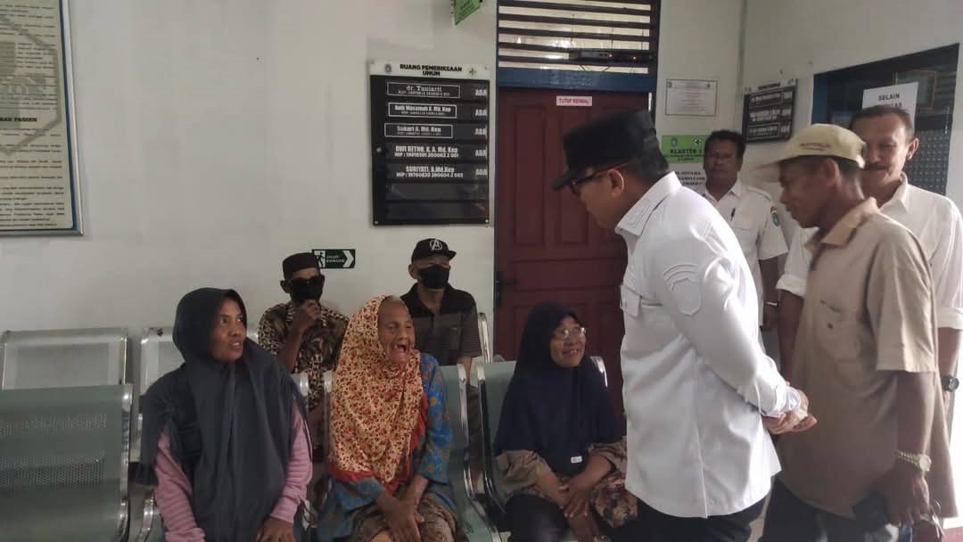 TINJAU: Bupati Kubu Raya, Sujiwo berinteraksi dengan masyarakat saat meninjau langsung pelayanan Puskesmas Rasau Jaya.