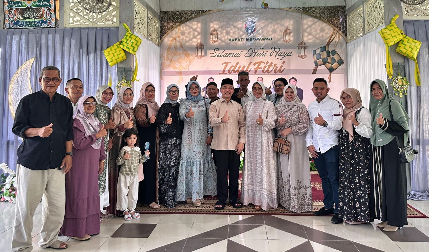 OPEN HOUSE: Bupati Erlina didampingi suami Gubernur Kalbar Ria Norsan menerima tamu undangan dalam acara open house di Rumah Dinas Bupati Mempawah. (ISTIMEWA)
