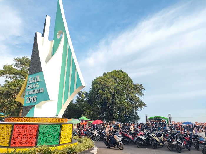 RAMAI: Objek wisata Pantai Pulau Datok di Sukadana disesaki puluhan ribu pengunjung pada libur Idulfitri tahun 2025.