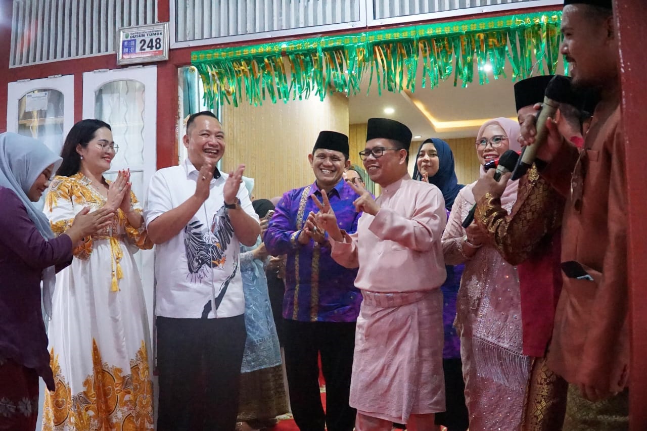 OPEN HOUSE: Bupati Sambas, Satono menyambut masyarakat yang datang bersilaturahmi lebaran  di Rumah Dinas Bupati.