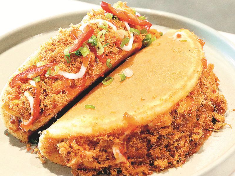 Pancake egg mayo kreasi Chef Lifen. Pastikan adonan tidak menggumpal agar tidak silit dilipat.