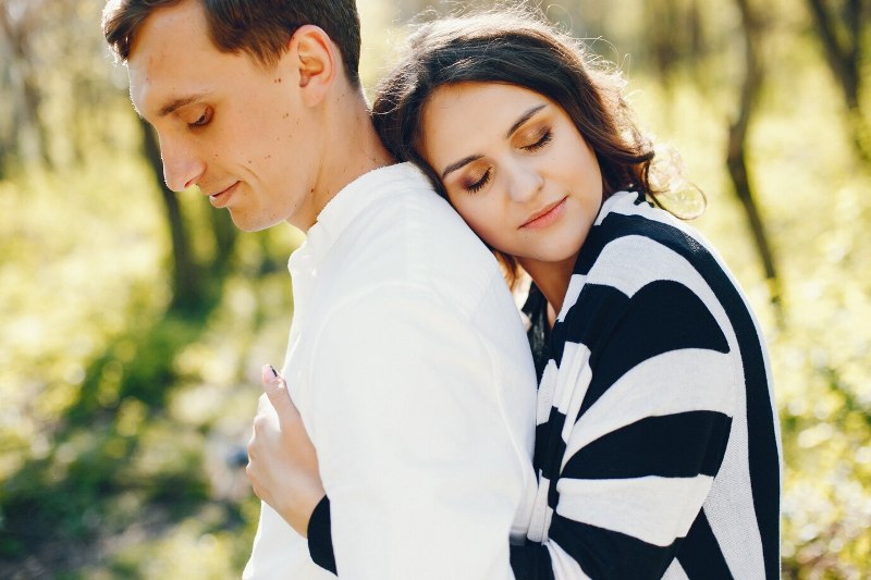 Ilustrasi pasangan romantis.