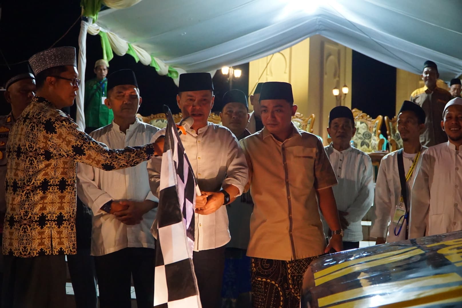 PAWAI: Bupati Kayong Utara, Romi Wijaya, menghadiri sekaligus membuka Festival Pawai Takbir dalam rangkaian menyambut Hari Raya Idul Fitri 1446 Hijriah.