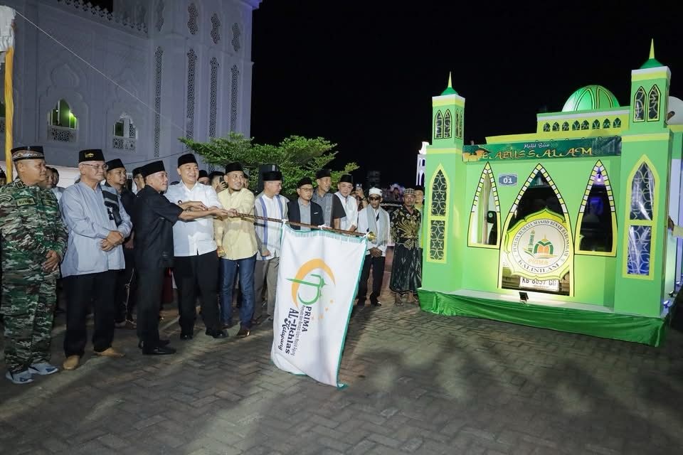 LEPAS PAWAI: Alexander Wilyo dan Jamhuri Amir saat melepas peserta pawai takbiran keliling, Minggu (30/3) malam lalu.