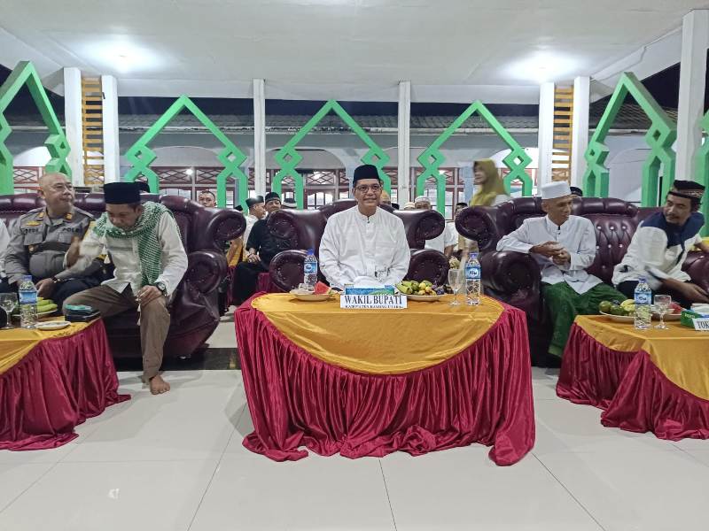 Wakil Bupati Kayong Utara, Amru Chanwari  saat menghadiri kegiatan Gema Takbir yang digelar di Masjid Baiturrahman, Desa Melano, Kecamatan Simpang Hilir.