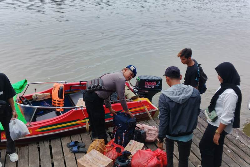 Personil Polres Kapuas Hulu saat mengecek speed boat saat beroperasi arus balik lebaran di jalur transportasi sungai Kapuas, di Kapuas Hulu.