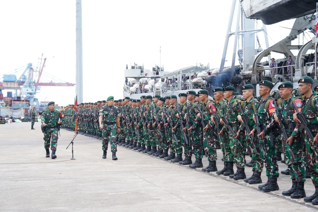 BERANGKAT: Kasdam XII/Tanjungpura, Brigjen TNI Jannie Aldrin Siahaan saat memimpin upacara pemberangkatan Satgas Pamtas RI-PNG Mobile Yonif 644/Wls ke Papua di Pelabuhan Dwikora, Pontianak, Rabu (2/4)