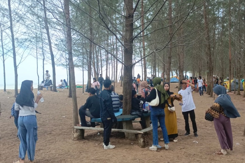 Suasana Pantai Tanjung Api, Kecamatan Paloh ramai dikunjungi pelancong yang berlibur dalam rangka libur lebaran.