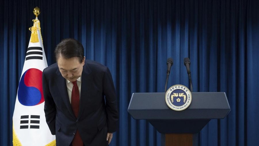 Presiden Korea Selatan Yoon Suk Yeol membungkuk di akhir pengumumannya di kantor kepresidenan di Seoul, Korea Selatan.