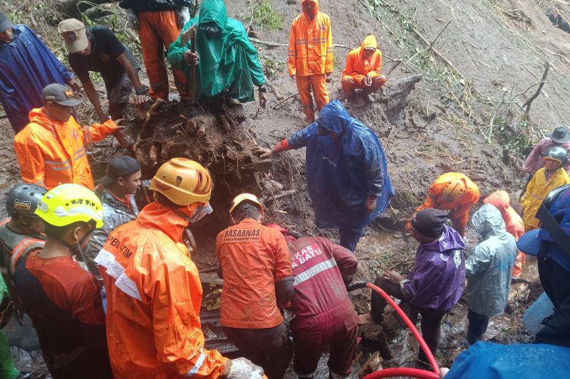 Tim SAR gabungan sedang melakukan evakuasi korban, Jumat (4/4).