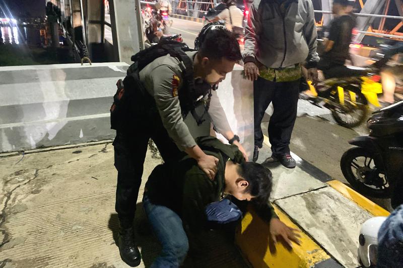 Bripda Heru dan Bripda Haikal berhasil menggagalkan upaya bunuh diri di jembatan tol 1 kapuas Pontianak, Jumat (4/4) malam.