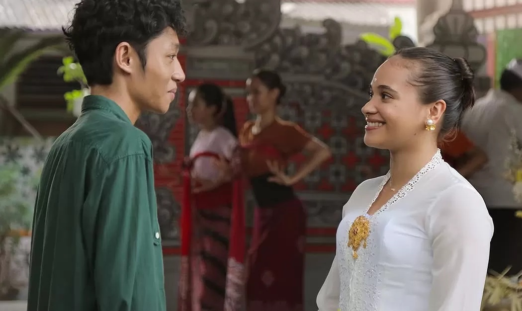 Film Komang dibintangi deretan aktor dan aktris terkenal, salah satunya adalah Keisha Alvaro dan Aurora Ribero sebagai pemeran utama.