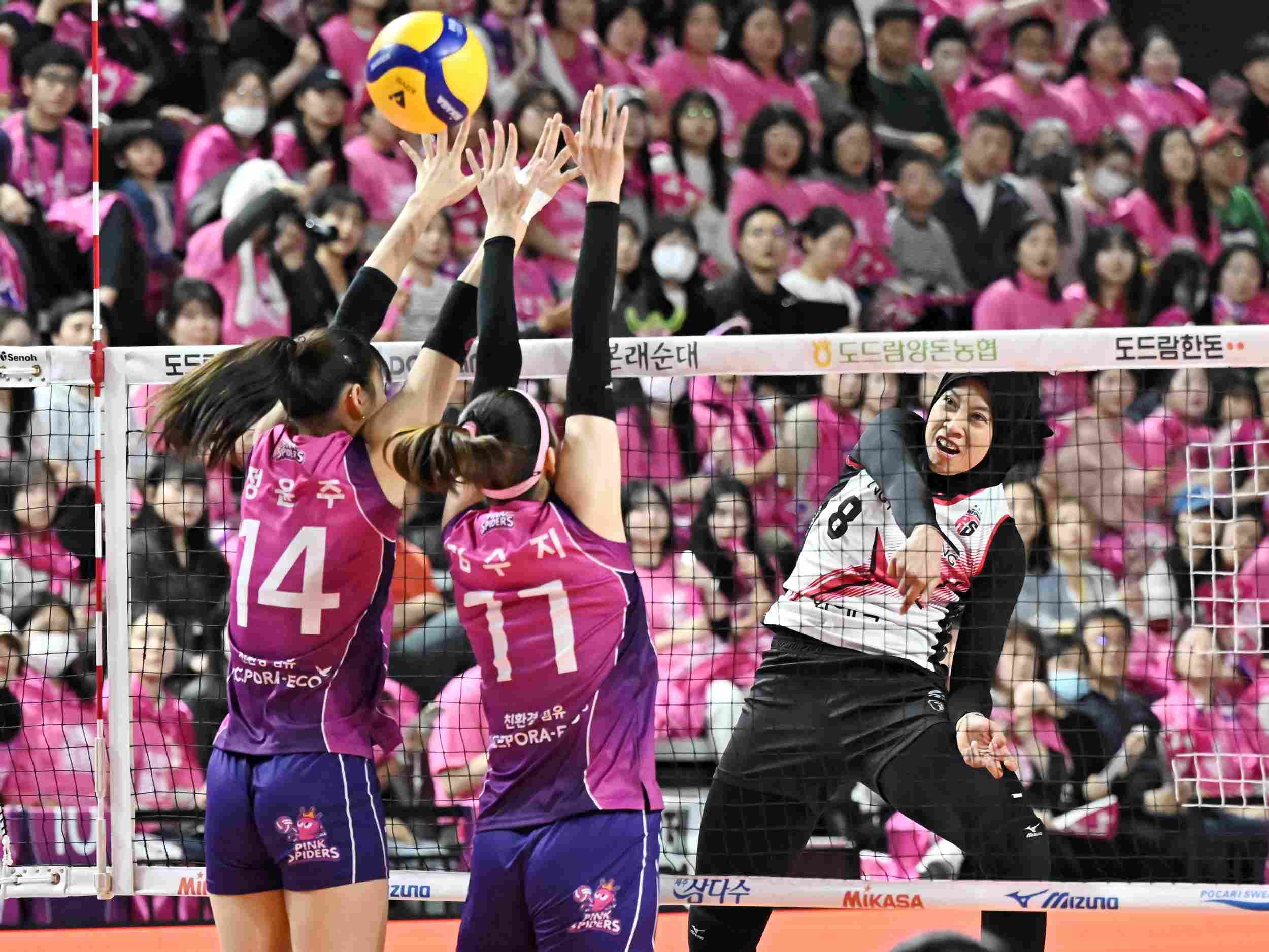 Pemain Red Sparks, Megawati Hengestri Pertiwi saat berlaga pada final Liga Voli Korea melawan Pink Spiders.