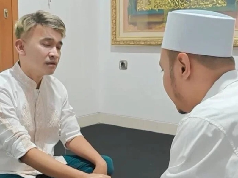 Ruben Onsu saat mengucapkan kalimat syahadat yang dibimbing oleh suami Kartika Putri, Habib Usman bin Yahya.