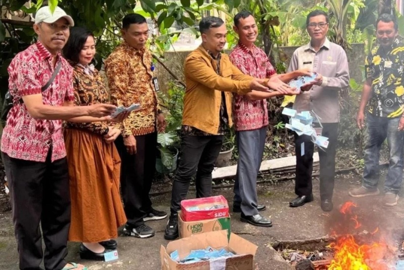 Disdukcapil Kabupaten Sintang saat membakar KTP-el dan KIA yang rusak.