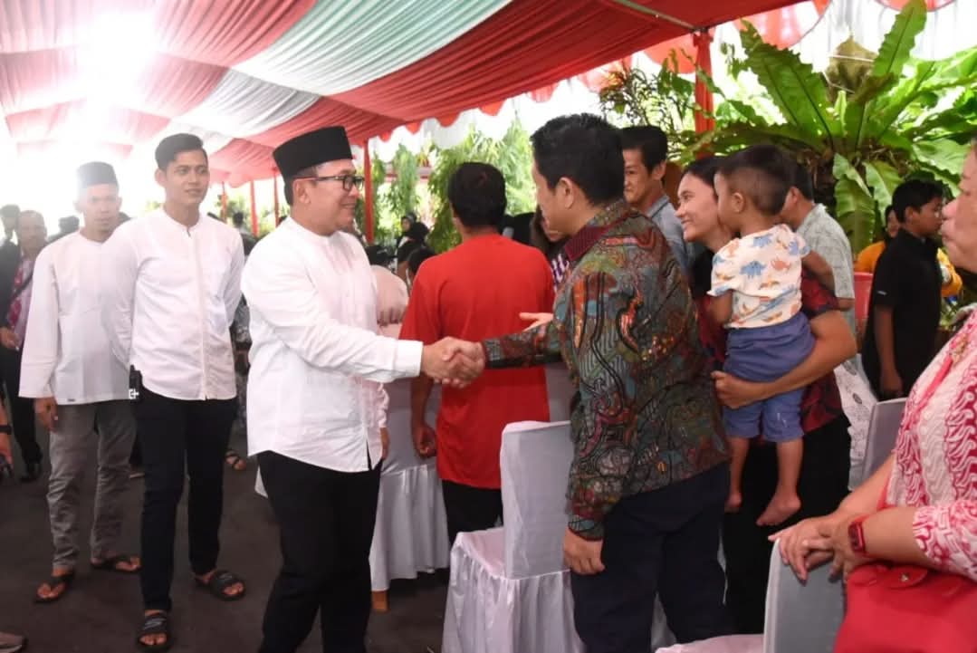 Bupati Kubu Raya, Sujiwo tampak akrab dan antusias menerima para tamu yang datang bersilaturahmi dikediaman&nbsp;pribadinya.