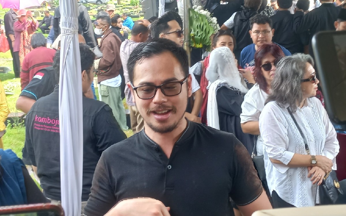 Surya Sahetapy diwawancarai usai pemakaman ayahnya di TPU Tanah Kusir, Jakarta Selatan, kemarin (4/4).