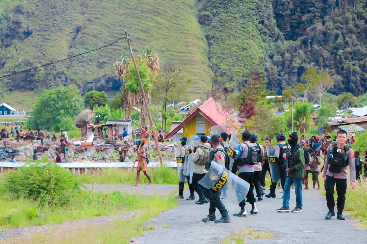 MASIH PANAS: Personel kepolisian berupaya menghentikan bentrokan antar pendukung paslon 01 dan 02 di Kabupaten Puncak Jaya, Papua Tengah.