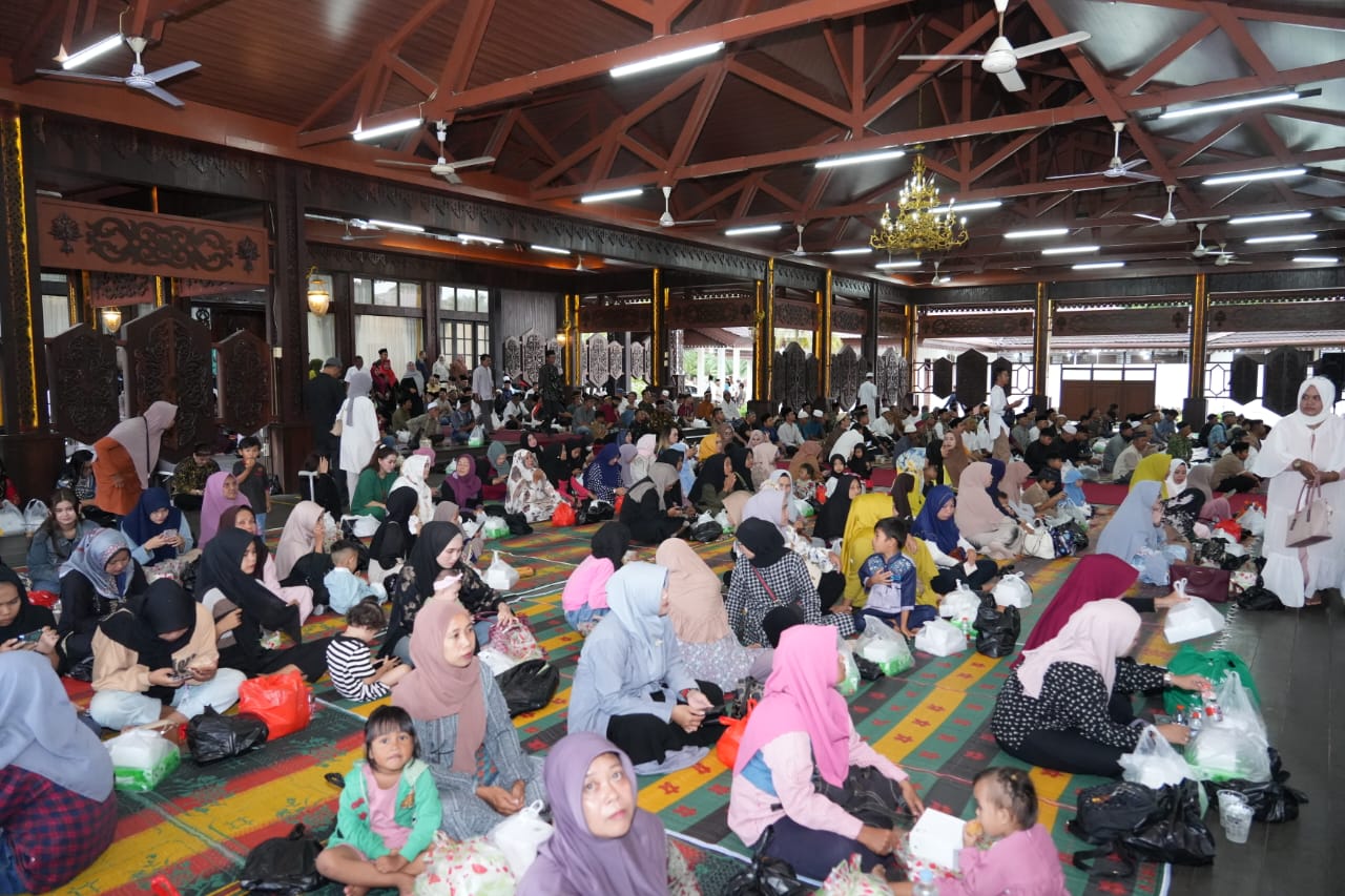 RAMAI: Pendopo dipadati oleh masyarakat saat Open House Gubernur Kalbar pada Idulfiti 1446 H.