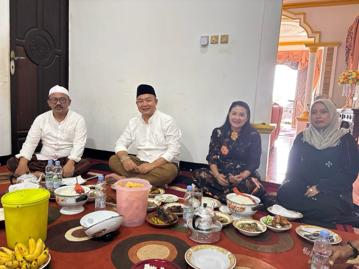 SILATURAHMI: Bupati Ketapang, Alexander Wilyo, menghadiri undangan salah satu tokoh Madura, Ustadz Suhadi Alfansyah di Kelurahan Mulia Baru, Jumat (4/4).