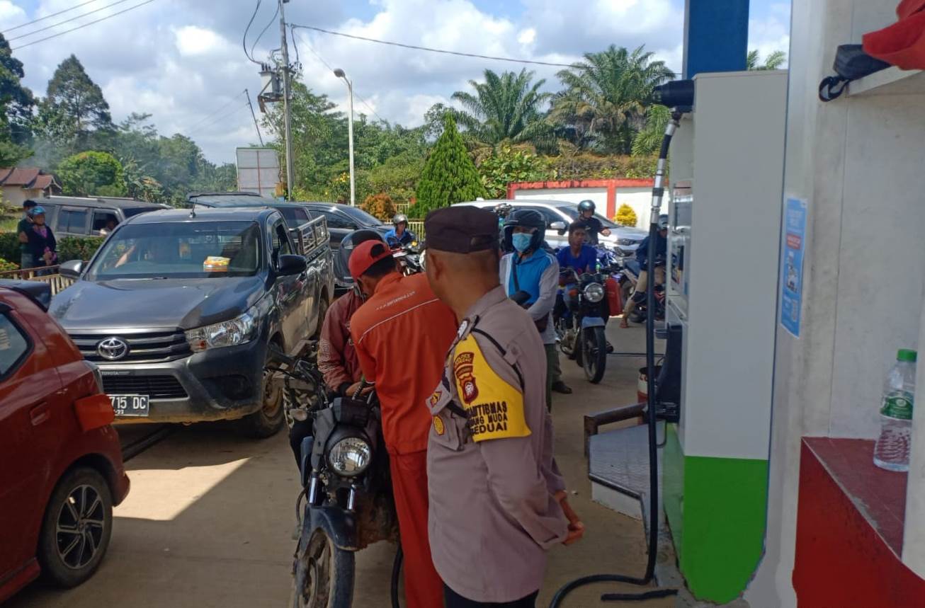 KAWAL: Kepolisian mengawal distribusi BBM di salah satu SPBU di Kecamatan Beduai.