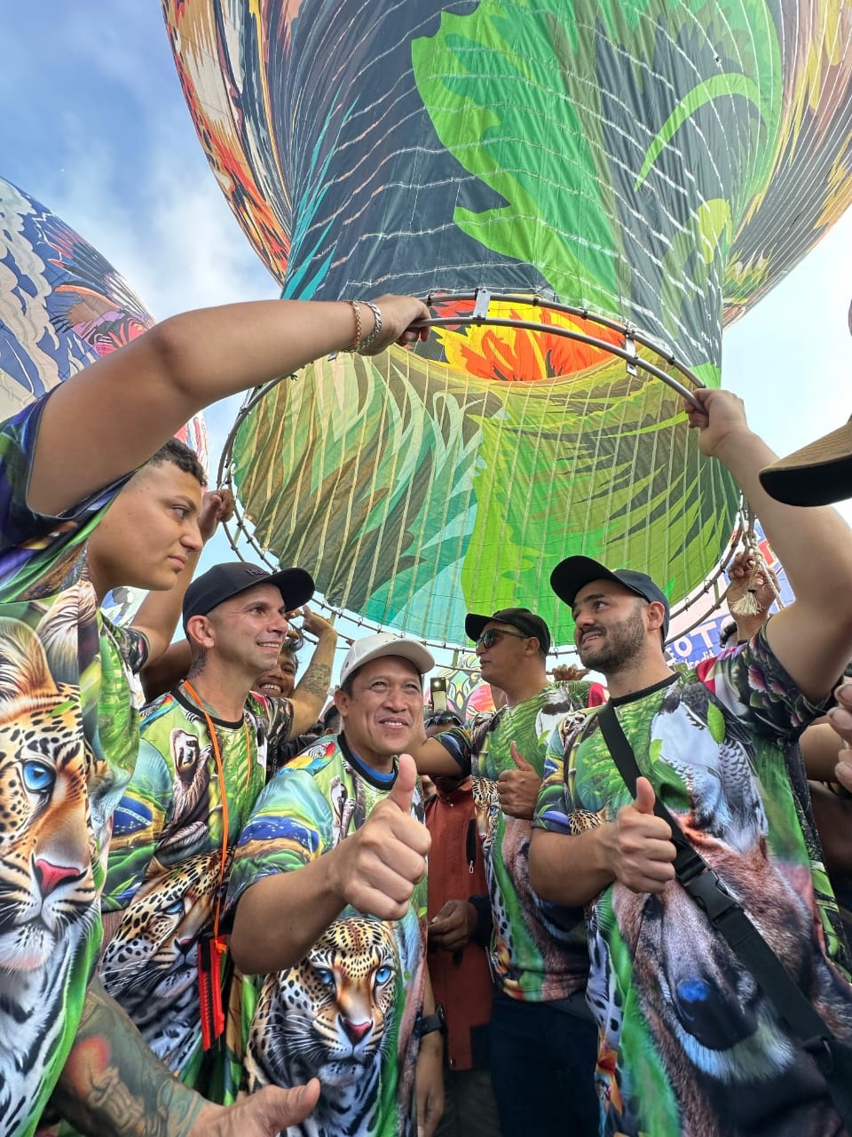PESERTA INTERNASIONAL: Bupati Wonosobo Afif Nurhidayat (tengah) bersama peserta dari Brazil dan Kolombia dalam Festival Mudik Lebaran 2025 di alun-alun Wonosobo, kemarin.