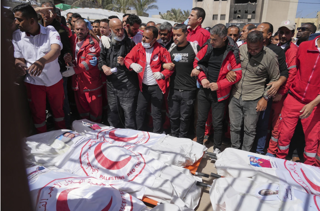 BERDUKA: Para petugas medis Palestina berdoa di dekat jenazah rekan sejawatnya yang tewas setelah diserang pasukan Israel.