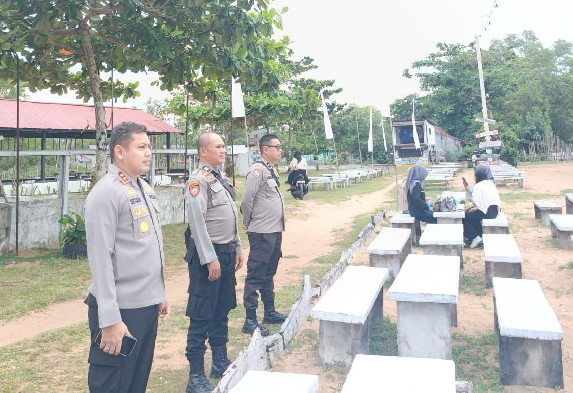 CEK TEMPAT WISATA: Kapolres Ketapang, AKBP Setiadi, mengecek salah satu tempat wisata di Ketapang, Sabtu (5/3).