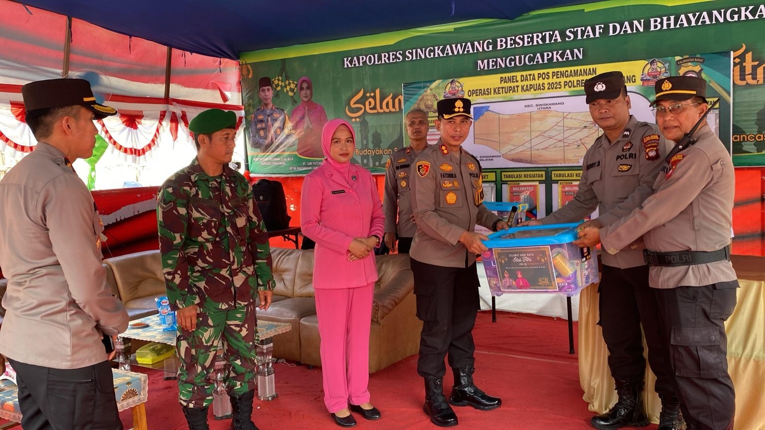 TINJAU: Kapolres Singkawang AKBP Fatchur Rochman bersama Pejabat Utama (PJU) Polres Singkawang dan Ketua Bhayangkari Cabang Singkawang, Sari Fatchur, saat menyambangi Pos Pengamanan dan Pos Pelayanan