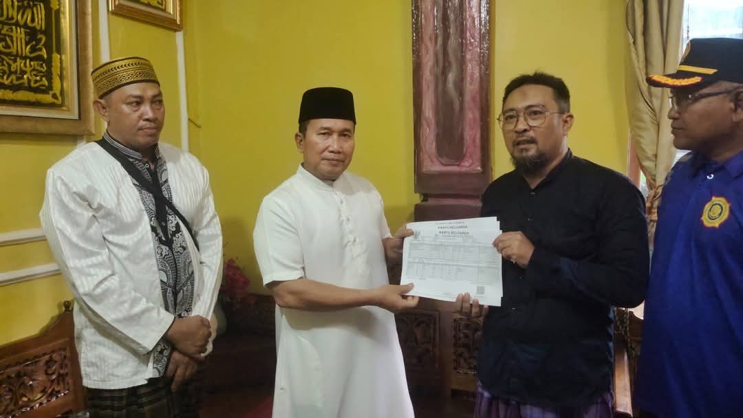 SERAHKAN: Bupati Kubu Raya, Sujiwo menyerahkan langsung penggantian dokumen kependudukan  bagi para korban kebakaran di Desa Limbung dan Kuala Dua, Kecamatan Sungai Raya.