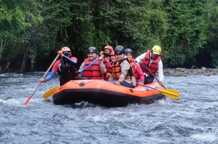 FAVORIT: Objek wisata Arung Jeram di Kecamatan Kalis menjadi favorit bagi wisatawan.
