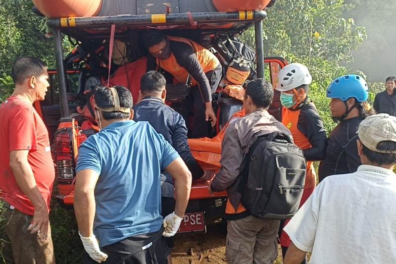Proses evakuasi korban tenggelam di Riam Marum Dusun Dawar, Desa Pisak, Kecamatan Tujuh Belas, Kabupaten Bengkayang pada Minggu (6/4).